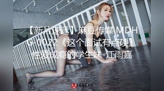 两01年萝莉萌妹双飞，一人一套连体网袜，帮忙抬腿看着姐妹被操