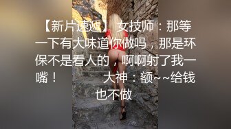 温柔系妩媚美妞，扎起双马尾一脸清纯，男友疯狂吸奶子一脸享受