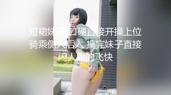 大屁股老师和妹妹打电话被操