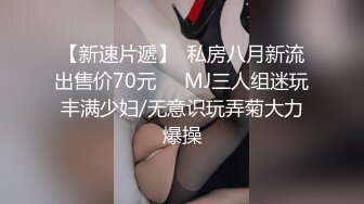 白色床单上的美女