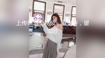   清纯良家少妇露脸被小哥调教的乖巧听话，交大鸡巴无毛骚穴让小哥各种抽插浪叫呻吟