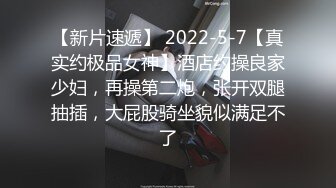 金发美女刚刚洗完澡展示自己的身材