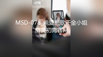 合租房冒死趴门缝偷窥对门的少妇换衣服洗鲍鱼