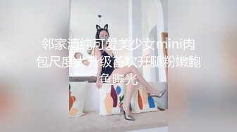 【新片速遞】  《母子乱伦》把妈妈前面身体按进车里⭐屁股撅在外面就在大马路边上直接插进去⭐好爽啊