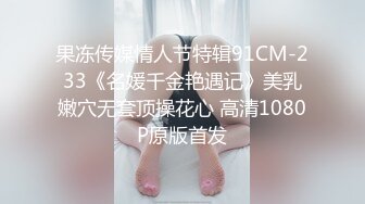 網絡攝像頭黑客破解拍攝到的晚上打烊夫妻在店鋪客廳的沙發上啪啪做愛 媳婦還不錯給刮胡子 露臉高清