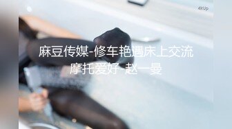 美女玩手机射精在她身上