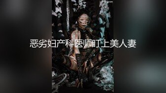 偷拍身材非常不错的美女洗澡，乳房很漂亮