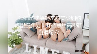 潜入办公楼偷拍公司里的美女财务