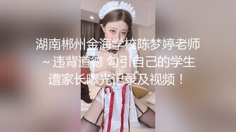 潜入女厕偷拍粉色上衣白裤子的美少妇