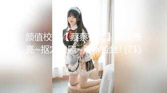 三个女人和两个男人进行了一场激情四射的现场表演