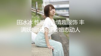 公交车站一路跟踪CD短裙美女竟然没有穿内内??两片有点发黑的大阴唇直接暴露出来了