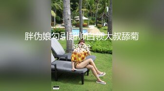 OO後小情侣深夜户外遛弯,小哥想要了直接到公厕里接收女友嘴巴的吸允