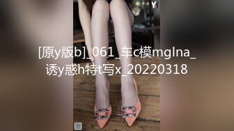 偷拍漂亮的百褶裙美女 无奈人太多只能看一眼就走