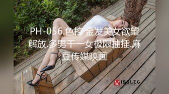    网约骚女激情4P，一男三女镜头前的淫荡，沙发上揉奶玩逼，轮草三女激情抽插，淫声荡语不断