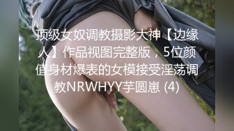 三个中年妇女玩弄一个大哥全程露脸丝袜情趣，大黑牛自慰骚穴特写展示，口交大鸡巴让大哥轮流爆草干的直冒汗