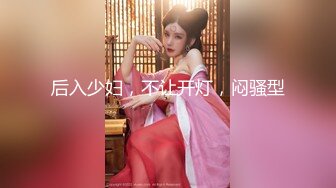 【新速片遞】一月新流出大神潜入商场隔板女厕侧后角度偷拍❤️美女尿尿蓝色衣服少妇粑粑粘在了屁眼用手抠