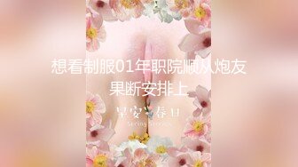 大妈凳子上玩玩具一秒就入戏了