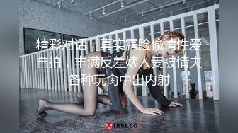 长卷发白皙妹妹，床上大黑牛自慰，垫着枕头，表情很享受