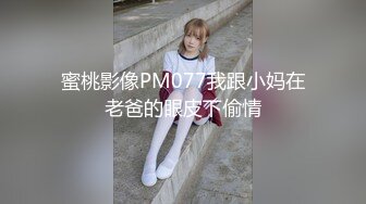 偷拍大学洗手间搓澡的两个眼镜妹子一个奶大一个奶小