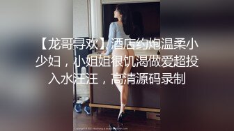 超清纯眼镜美女小姐姐宿舍自慰，撩起裙子没穿内裤，掰穴拍打大屁股，张开双腿跳蛋塞入，扭动完美肥臀