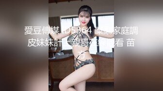 明星颜值大墨镜超大巨乳妹小尺度露奶诱惑，胸前开口装掏出奶子抹上乳液，拿根黄瓜夹中间晃动很想捏