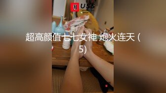 【骚小妹两男一女3P大战】骑乘边操边吃大屌，垫着枕头抬起屁股，怼着骚逼猛操，前后夹击，两大汉轮流后入爆插