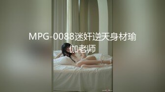  气质甜美短发小姐姐！苗条身材贫乳！吊带黑丝袜美腿，扭腰摆臀风骚，炮友扶腰站立后入