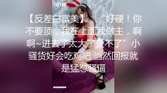 兩對年輕小情侶酒後飯足去KTV唱歌,唱著唱著就地扒開妹子棉襪,邊唱邊啪啪