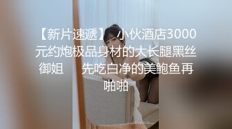 【母子乱伦】趁老爸在客厅吃饭在房间门口摸妈妈奶子