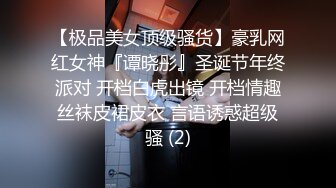 去表姐家玩，趁机在她卫生间暗藏摄像头拍她上厕所,想不到外表清甜的小甜心,下面的逼毛那么多那么黑