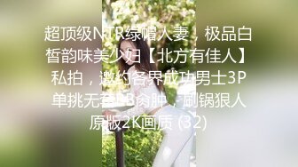 美女闹市区脱了衣服，露出性感的白皙酮体，谁也拦不住，警察也不行！