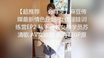 最新厕所偷窥高颜值牛仔裙美眉嘘嘘