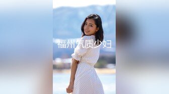   新来的黑丝露脸情趣人妻跟胖哥激情啪啪，亲着小嘴撸着鸡巴