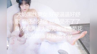 偷窥长发粉衣美眉嘘嘘