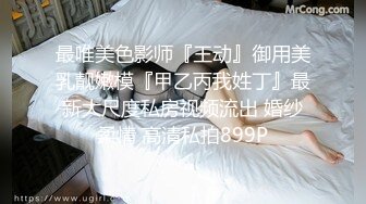 妈妈带着骚女儿一起大秀，全程露脸黑丝情趣双头道具，性感无毛逼