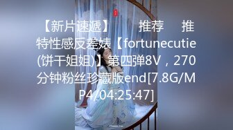 商场TP蹲着挑选商品的黑色上衣妹子奶子