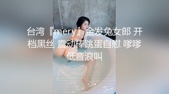 腹肌小伙和饥渴熟女约炮，鸡巴被少妇花式姿势咬住，死活挣脱不了