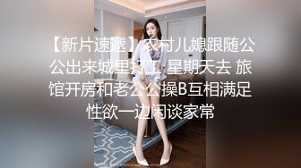  俊男靓女激情3P玩弄风骚小母狗，渣男接了杯尿给骚逼喝真淫荡，一起鸳鸯浴