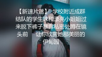 沙发上和两妹子一起玩