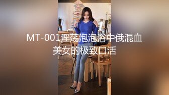 美女尿急找不到厕所，到小巷解决发现被偷拍也无可奈何，憋不住了