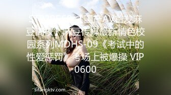 大神潜入南灵百货商场隔板女厕❤️手持移动设备偷拍美女尿尿牛仔裤长发气质美女