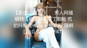 两个漂亮白嫩性感美女，争抢黑人的大屌，翘屁股轮流插无毛骚B