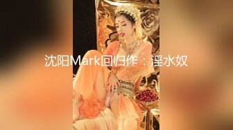 《极品CP魔手外购》色胆包天大神潜入移动办事大厅女厕独占坑位隔板缝中连续偸拍，各种高跟制服美腿极品丝袜OL方便 (3)