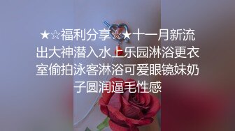 露脸诱惑！美丽人妻背着老公给我舔鸡巴