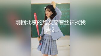 无套后入小女友，几下就忍不住射