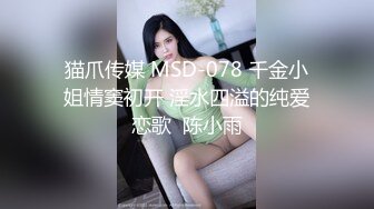  奶子发育的很不错的极品小太妹露脸精彩大秀，旁边还有好姐妹听狼友指挥玩弄小骚穴