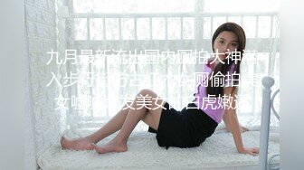 -两女一男宾馆互玩 揉奶扒开内裤露逼口交 翘起屁股舔奶头