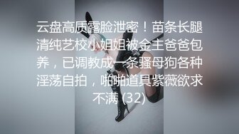 一个贪婪的吃着大鸡吧，一个肆意玩弄着骚逼，非常完美的69