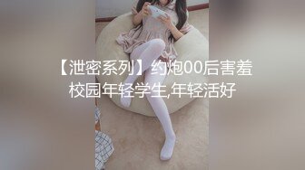 短发小妹对着镜头玩弄奶子